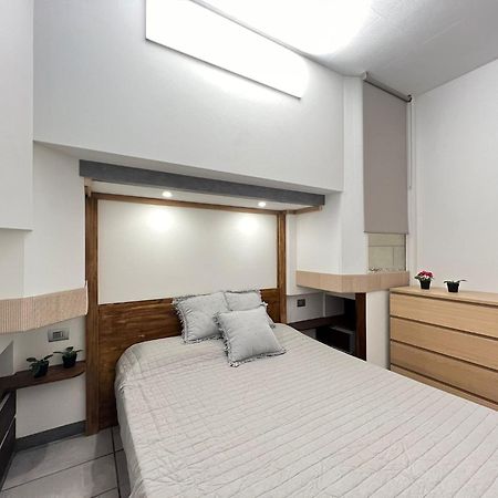 "R&P Apartment", Short Term Stay, Elegant Design, Bisceglie Metro Station, Easy For San Siro And Fiera Milano, Free Parking Buitenkant foto
