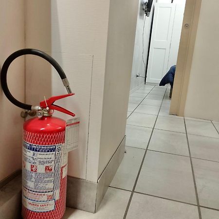 "R&P Apartment", Short Term Stay, Elegant Design, Bisceglie Metro Station, Easy For San Siro And Fiera Milano, Free Parking Buitenkant foto