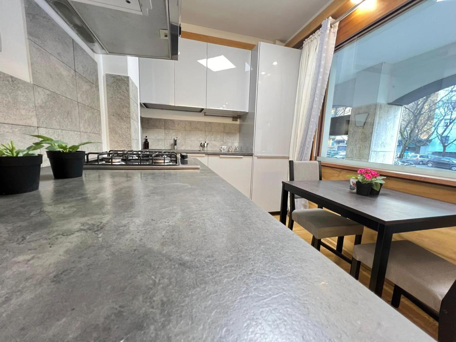 "R&P Apartment", Short Term Stay, Elegant Design, Bisceglie Metro Station, Easy For San Siro And Fiera Milano, Free Parking Buitenkant foto